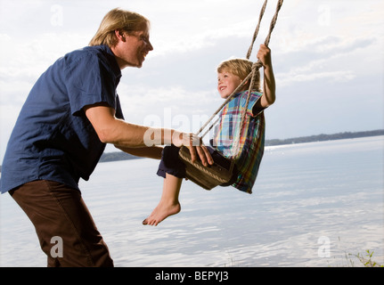 Père avec son on swing Banque D'Images