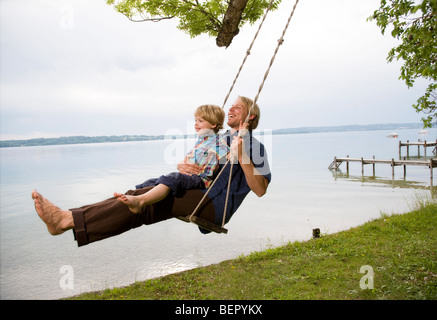 Père avec son on swing Banque D'Images