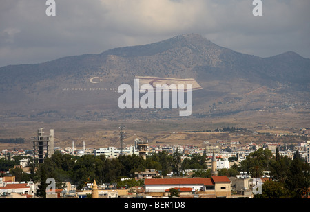 Symboles turc et chypriote turc drapeaux dans besparnak avec vue sur la montagne au nord et sud de Chypre à Nicosie Nicosie Banque D'Images