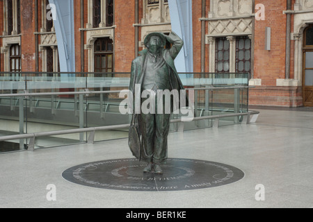 Statue de Sir John Betjeman à St Pancras. Banque D'Images