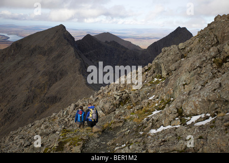 Les randonneurs traversant les Cuillin Ridge, Île de Skye, Écosse Banque D'Images