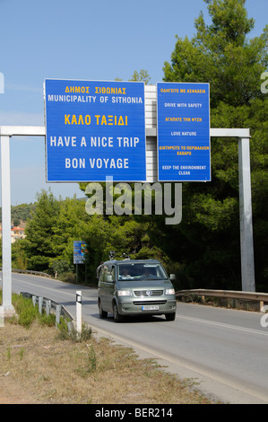 Bon voyage et de la sécurité routière signalisation routière en sortant de la municipalité de Sithonia Grèce du Nord Banque D'Images