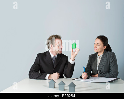 L'homme d'affaires discute immobilier Banque D'Images