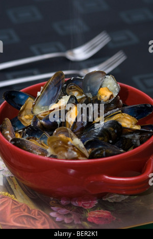 Moules cuites dans un bol rouge Banque D'Images