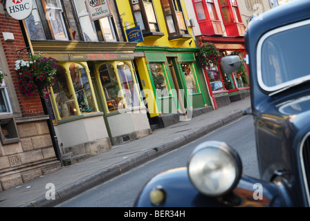 Devantures colorées de Glastonbury en Angleterre Somerset High Street Banque D'Images