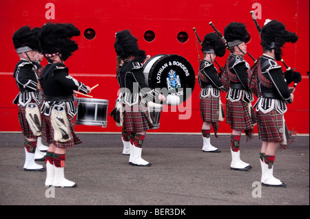 Pipe Band au lancement du navire Edinburgh Banque D'Images