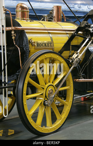 Cette réplique de Stephenson's Rocket est situé dans le Grand Hall du Musée du chemin de fer National. Banque D'Images