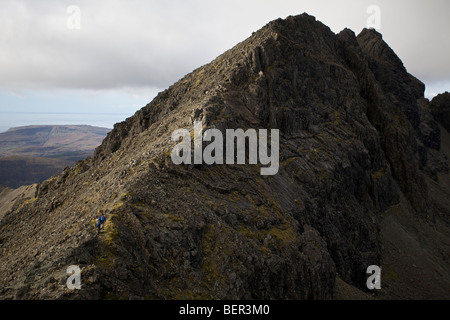 Les randonneurs traversant les Cuillin Ridge, Île de Skye, Écosse Banque D'Images