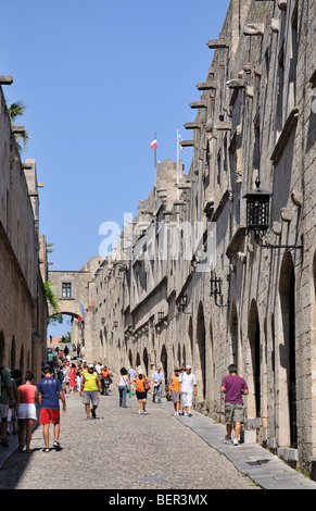 Vieille ville de Rhodes, en Grèce, les gens marcher dans la rue des Chevaliers. Banque D'Images