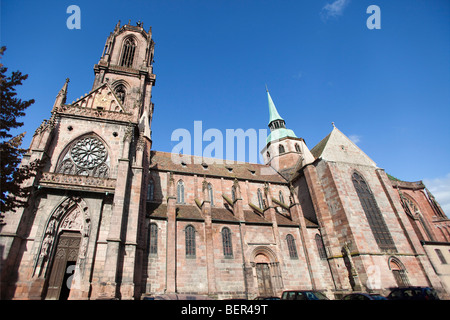 St George's église gothique, Sélestat Bas Rhin, Alsace France. Ciel bleu, ensoleillé. 098640 Selestat Banque D'Images