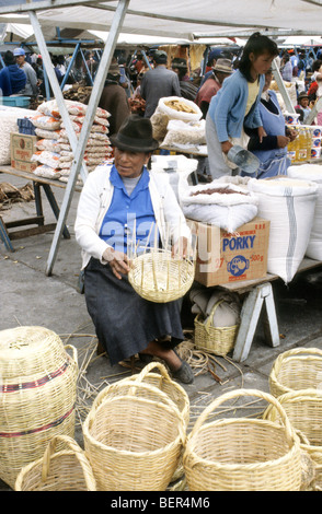 Basketweaver. L'Équateur highlands marché local Banque D'Images