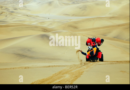 Quad dans les dunes de sable, Swakopmund, Namibie Banque D'Images