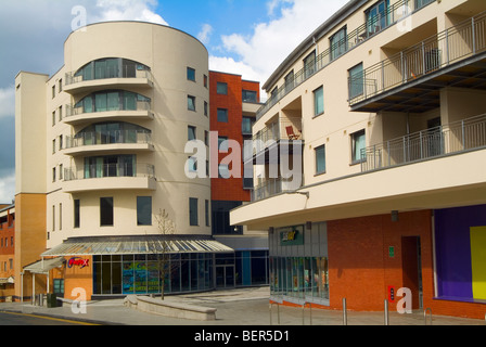 Entrée de loisirs & amusement plaza avec des bureaux et des appartements au-dessus Banque D'Images