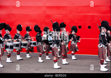 Pipe Band au lancement du navire Edinburgh Banque D'Images