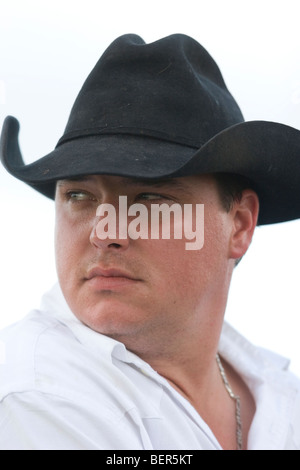Un cowboy observe tandis que l'arrondissement du bétail sur un grand ranch dans le sud de la Floride Banque D'Images
