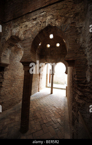 Intérieur de la mosquée des bains de l'Alhambra, également connu sous le nom de bains de Polinario, l'Alhambra, Grenade, Andalousie, Espagne Banque D'Images