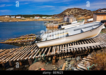 Bateaux sur des rampes en bois à St Lunaire-Griquet Harbour, St Lunaire-Griquet, Viking Trail, la route 436 en route vers l'Anse Banque D'Images