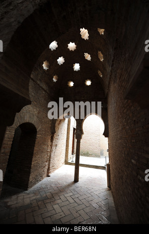 Intérieur de la mosquée des bains de l'Alhambra, également connu sous le nom de bains de Polinario, l'Alhambra, Grenade, Andalousie, Espagne Banque D'Images