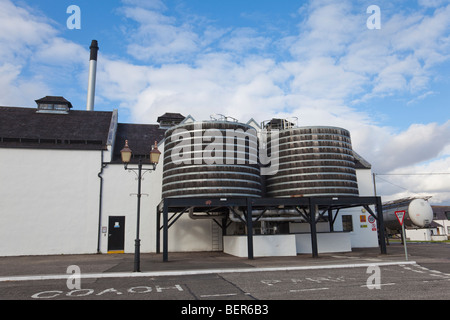 Dalwhinnie Distillery, vue grand angle avec esprit et wash still baignoires ver Banque D'Images