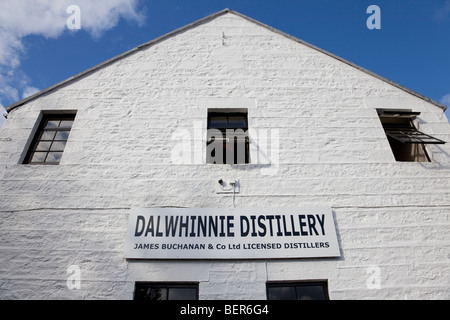 Distillerie Dalwhinnie signe avec grand angle, Banque D'Images