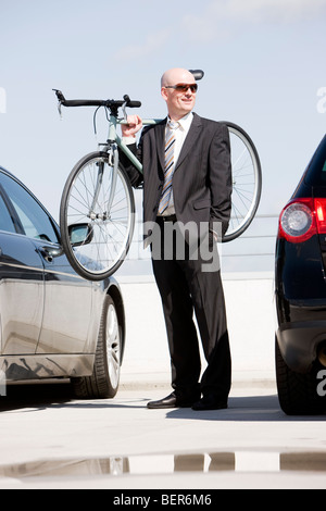 Man carrying bike Banque D'Images