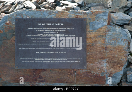 La plaque à la base d'une statue de Sir William Hillary, fondateur de la Royal National Lifeboat Institute, sur l'île de Man Banque D'Images