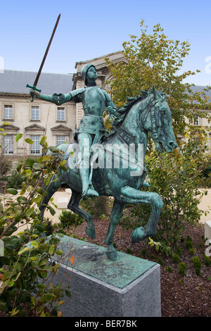 Statue de Jeanne d'arc (Joan of Arc) près de la cathédrale de Reims (Cathédrale de Reims) en Champagne Ardenne Region France 098604 Reims Banque D'Images