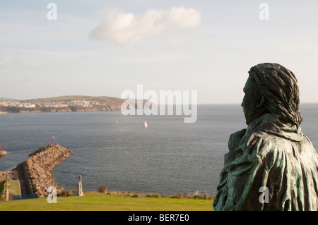 Statue de Sir William Hillary, fondateur de la Royal National Lifeboat Institute donne sur la baie de Douglas, île de Man). Banque D'Images