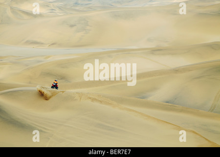 Quad dans les dunes de sable, Swakopmund, Namibie Banque D'Images