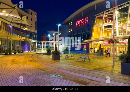 Photo de nuit du cinéma en extérieur un divertissement & loisirs plaza Banque D'Images