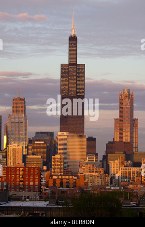 Les derniers rayons du soleil refléter au large de la Sears Tower (Willis) à Chicago, IL à une chaude soirée d'été. Banque D'Images