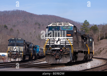 La Norfolk Southern deux trains de marchandises nouvelles attendent les équipages à Oakdale, TN. Banque D'Images