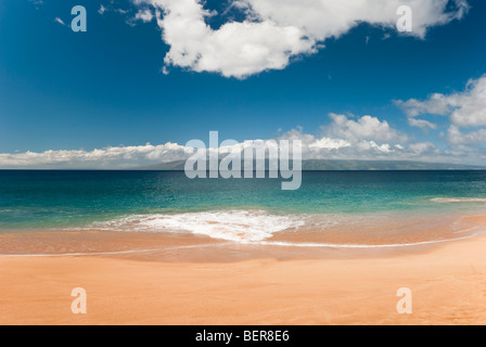 La plage de Kaanapali Maui Hawaii à plus de Molokai Banque D'Images