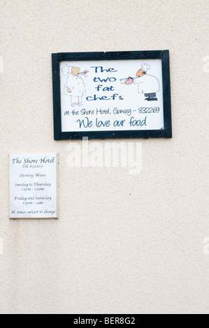 Les deux chefs de graisse Enseigne promotionnelle sur le côté de l'hôtel Shore, Gansey, près de Port St Mary, Île de Man). Banque D'Images