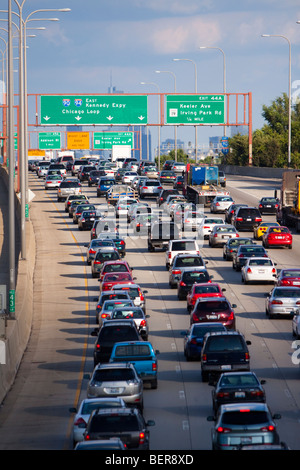 Le navettage dans la ville de Chicago par une chaude après-midi d'été, notre rush peut être très frustrant, parce que le trafic se hisse sur I-90/94. Banque D'Images