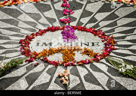 Un "signe de paix" composé de pétales de fleurs sur le 'Strawberry Fields' memorial dans 'Central Park' dans 'New York City", "New York". Banque D'Images