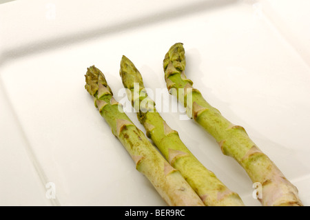 Trois d'asperges sur une plaque blanche Banque D'Images
