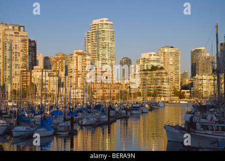 Réflexions au coucher du soleil, False Creek, Vancouver, Canada. Banque D'Images