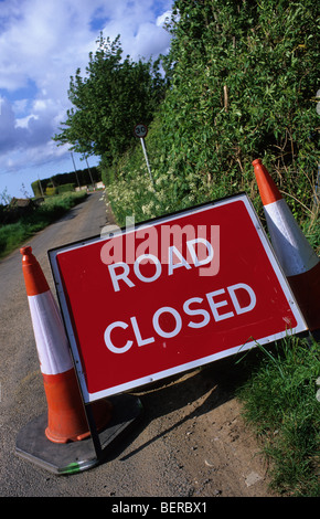 Route fermée warning sign on country road de l'avant près de Leeds Yorkshire UK Banque D'Images