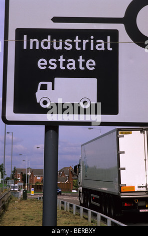 Passage de camions panneau routier donnant des directives pour les chauffeurs routiers à Industrial Estate près de Leeds Yorkshire UK Banque D'Images