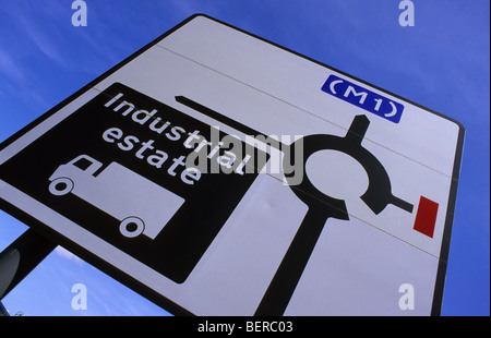 Panneau routier donnant des directives pour les chauffeurs routiers à Industrial Estate près de Leeds Yorkshire UK Banque D'Images