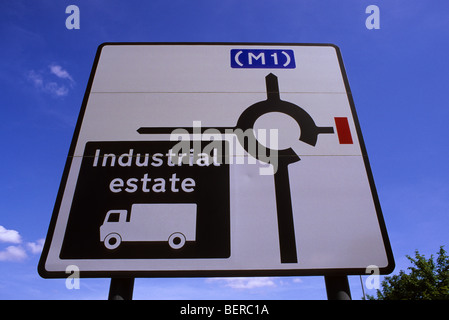 Panneau routier donnant des directives pour les chauffeurs routiers à Industrial Estate près de Leeds Yorkshire UK Banque D'Images