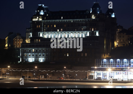 Grand hotel Scarborough bay au crépuscule, North Yorkshire, UK Banque D'Images