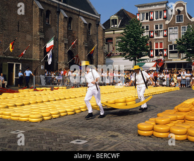 Porteurs au marché du fromage hebdomadaire organisé dans le centre-ville historique d'Alkmaar Banque D'Images