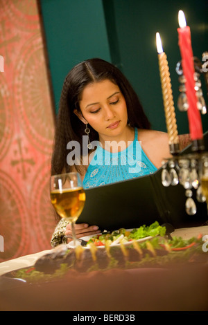 Woman enjoying a meal Banque D'Images
