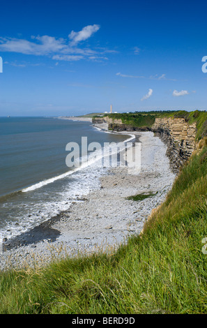 Mer et falaises avec aberthaw power station dans la distance fontygary vallée de Glamorgan au Pays de Galles du sud Banque D'Images