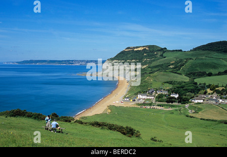 Vue de falaises dominant le hameau de Seatown sur la côte jurassique du Dorset Banque D'Images