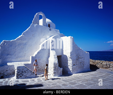 L'église de Panagia Paraportiani surplombant la mer à Mykonos Banque D'Images