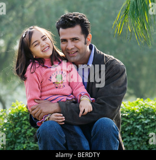 Père et fille dans un parc Banque D'Images