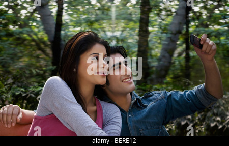 Couple de prendre leur propre photo Banque D'Images